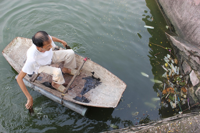 Hồ[-]Tây[-]tràn[-]ngập...[-]bao[-]cao[-]su[-]sau[-]cơn[-]mưa[-]lớn